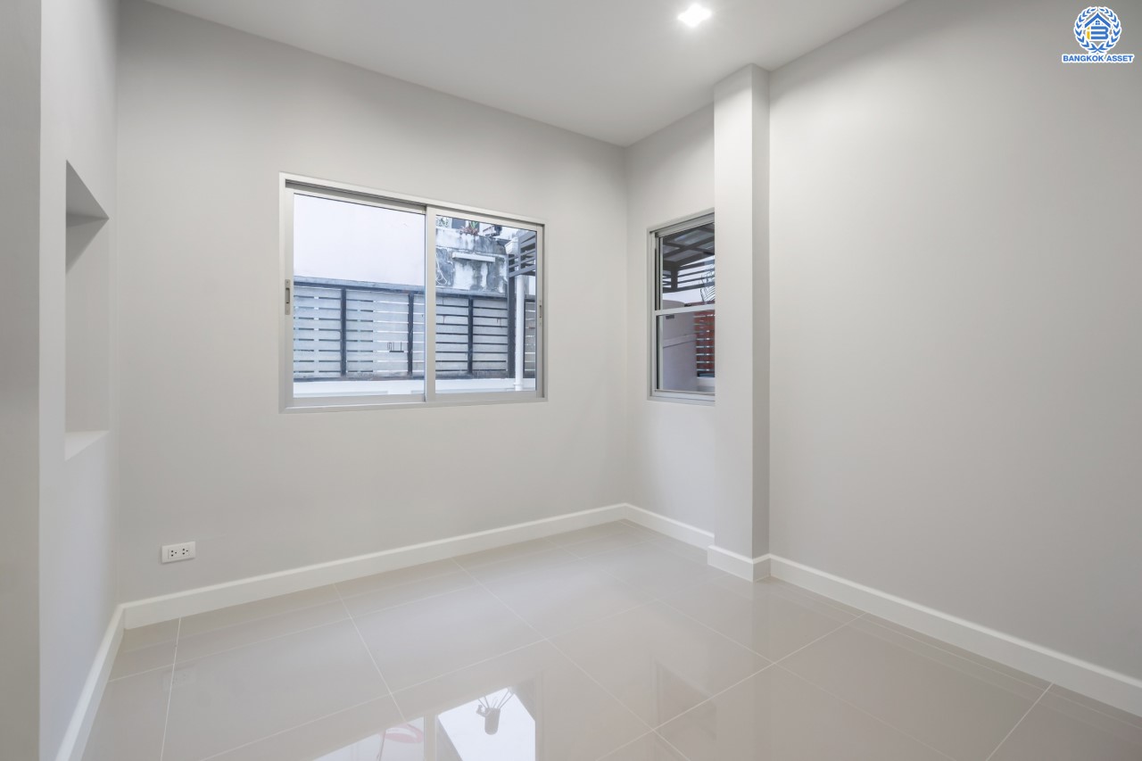 บ้านมือสองตกแต่งใหม่ ม.วิลล่าการ์เด้น1 รัตนาธิเบศร์ หลังมุม เนื้อที่ 64.1 ตร.ว. ฟังก์ชัน 4 ห้องนอน 3 ห้องน้ำ 2 ที่จอดรถ บนทำเลเดินทางสะดวก เชื่อมต่อถนนรัตนาธิเบศร์, ถนนราชพฤกษ์, ถนนกาญจนาภิษก ใกล้เซ็นทรัลเวสต์เกต รถไฟฟ้าสายสีม่วง "สถานีบางพลู" และ ทางด่วน "กาญจนาภิเษก"